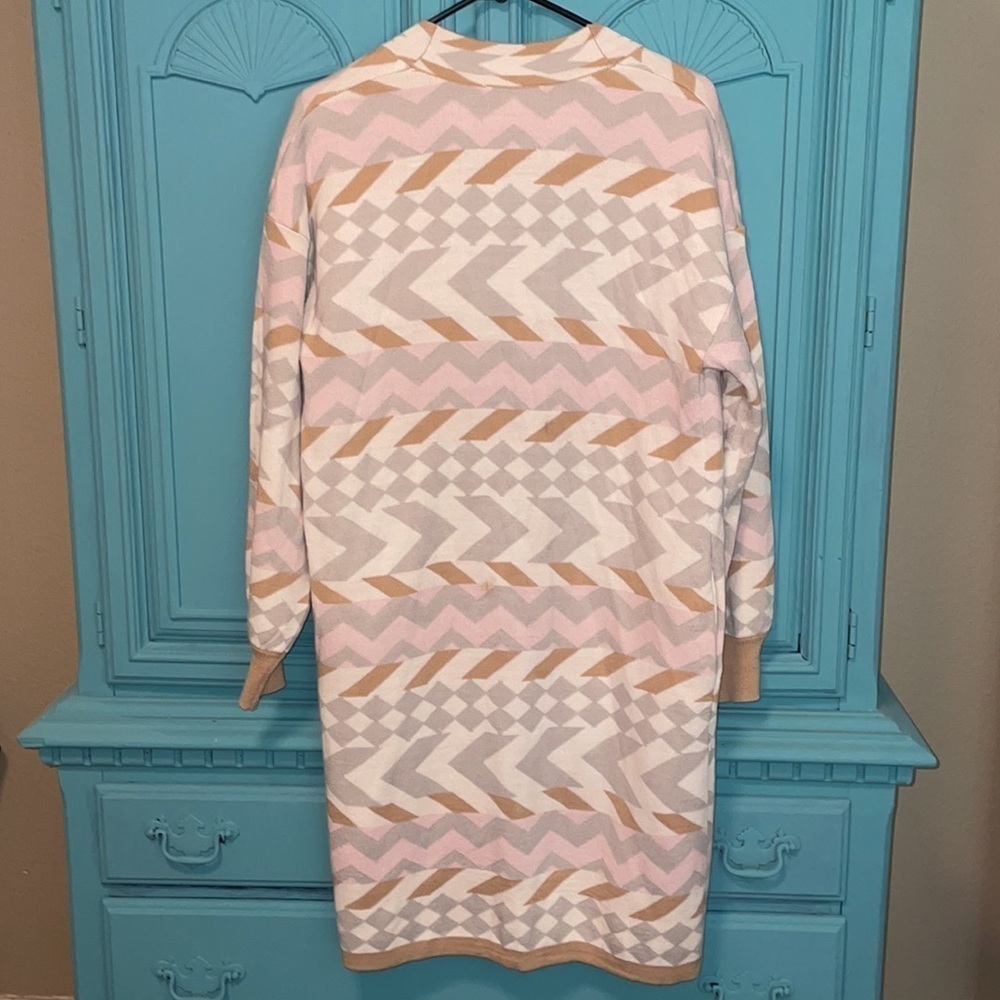 BOGO 🌸🌼 HOST PiCK Calligraphie cardigan pink, gray, caramel & cream geometric - Picture 4 of 10
